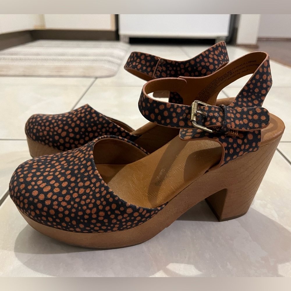 Universal Thread Marcia clogs